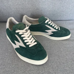 Moa Concept Sneakers Gröna - Mörkgröna Moa Concept sneakers i mocka. Nyskick och nästan oanvända helt utan defekter. Storlek 44, men passar 45 och 44,5 också. Nypris 2700. 100% äkta.