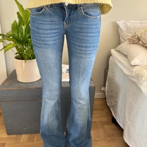 Low waist jeans  - Säljer dessa suuper fina jeans då jag har för många, super snygga med lika olika detaljer som tjockare söm nere vid fötterna, hör gärna av er vid intresse🤩💖