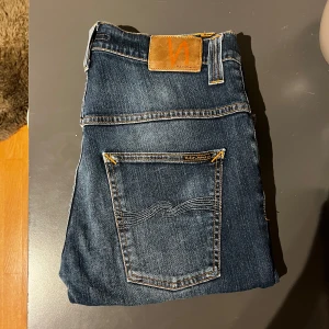 Nudie Jeans - Säljer ett par blåa Nudie jeans i mycket bra skick. Dem är i storlek 32/34 och modellen Thin Finn, slim fit. Hör av dig vid funderingar! Mvh Carl
