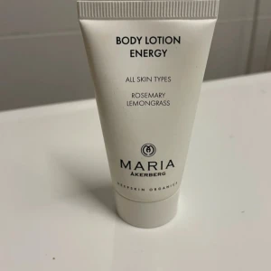 Body Lotion Energy från Maria Åkerberg - Body Lotion Energy från Maria Åkerberg med eteriska oljor av rosmarin, lavendel, citrongräs och enbär. Ger en fräsch och uppiggande doft. Innehåller växtoljor, vitaminer och mjölksyra  för återfuktning. Kommer i en vit tub på 30 ml.