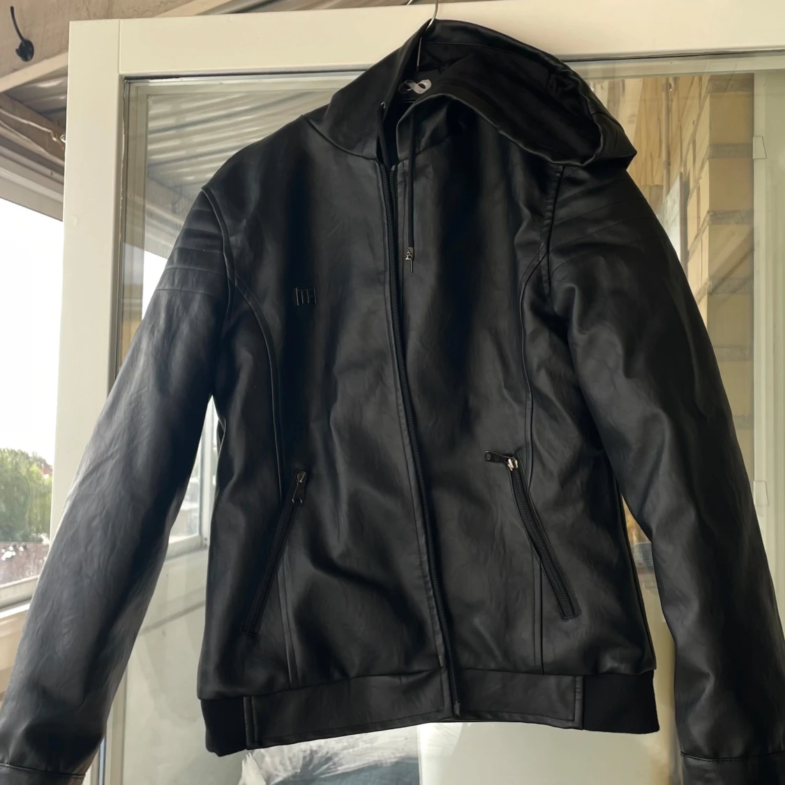 Svart skinnjacka med huva från H&M - 1