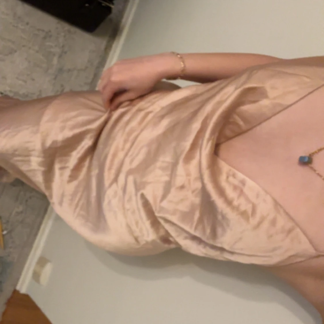 Champagnerosa  långklänning i satin