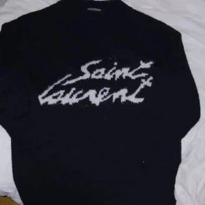 Svart stickad Saint Laurent tröja - Svart stickad tröja från Saint Laurent. Den passar inte mig därför säljer jag den. Använd kanske 5 gånger. Pris kan diskuteras vid snabb affär.