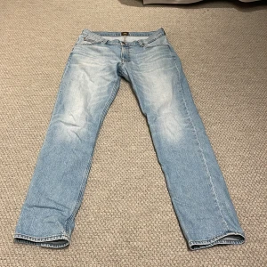 Ljusblå Lee jeans straight fit W31 L34 - Säljer ett par ljusblå jeans från Lee i modellen West. Jeansen har klassisk femficksdesign, raka ben och normal passform. Hör av dig om du har frågor!