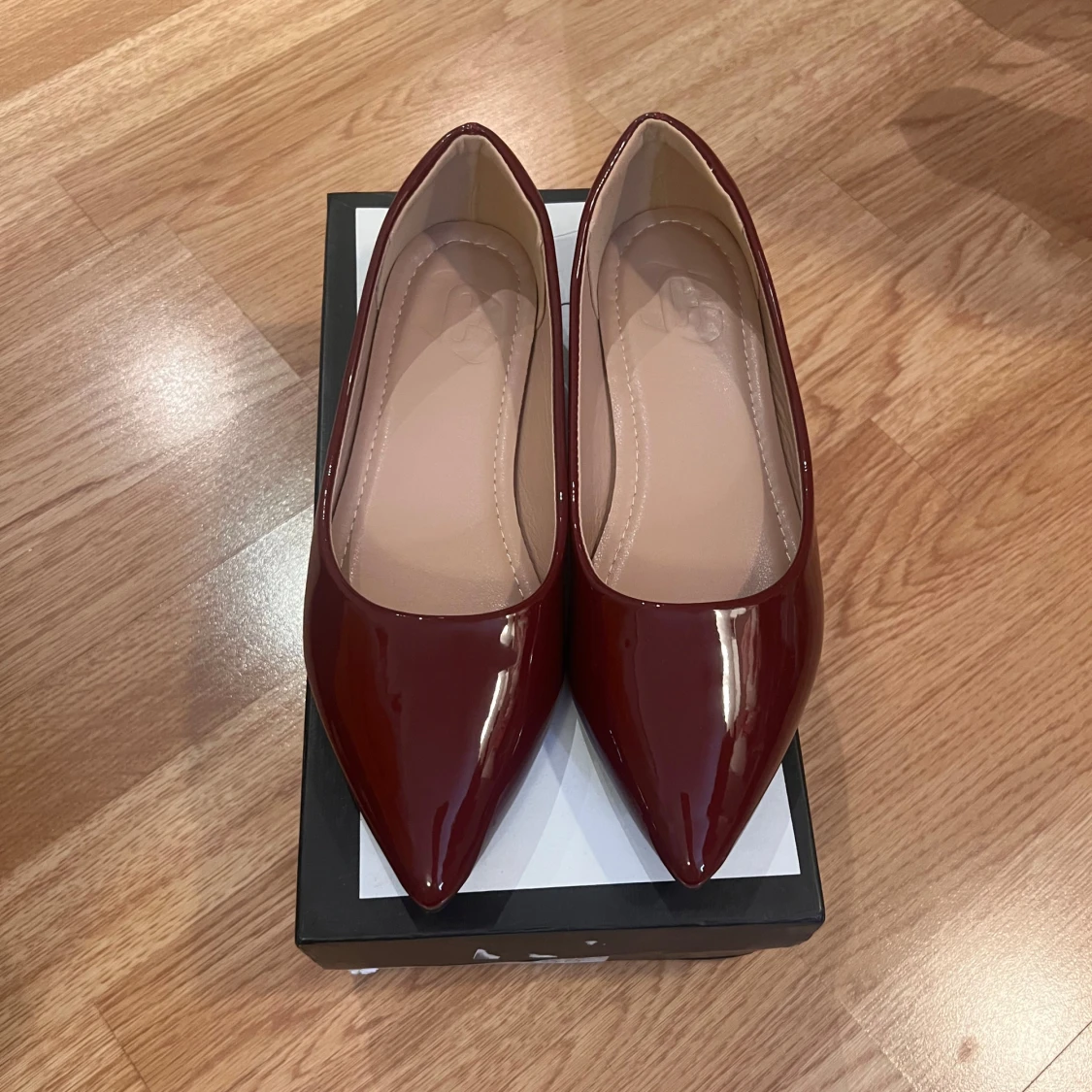 Vinröda ballerinaskor med spetsig tå - 1