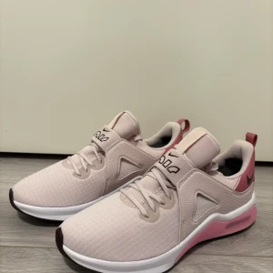 Nike Air Max training shoes - NIKE AIR MAX BELLA TR 5 Malli: DD9285-601 Koko: 37,5 Ovh: 110e  Postitus/nouto  kuntosali gym