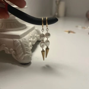 Guldiga örhängen med pärlor och koner -  Egengjorda , Rostfritt stål, 6cm