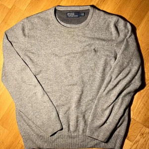 Ralph Lauren tröja - Riktigt fet crewneck från Ralph Lauren🤩. Tröjan är i riktigt fint skick, och den gråa ullen är super skön💯. Strl M, men kan även passa S. Hör av dig om du har några frågor!