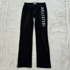 Hollister lågmidjade byxor  - Ett par byxor från Hollister i storlek S. Rakt över midjemått: 35cm. Innebenslängd: 72cm. Byxorna bedöms vara använda men i fortsatt gott skick. Jag skickar ditt köp inom 24h. Se liknande plagg i min profil! 