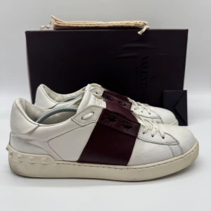 VALENTINO OPEN - Valentino open - Skick: 8,5/10 - Storlek 43 sitter som 44 - Tillbehör: Enbart skorna - Nypris 7700kr - Hör av dig vid minsta fundering