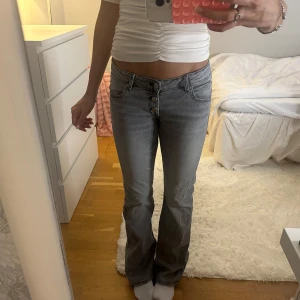 Gina grå jeans med knappar - Säljer dessa coola jeansen ifrån Gina tricot!🥰😍Storlek 158 men stora i storleken(jag är 173) och går att justera i midjan💕💕