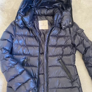 Moncler Bady Midnight blue - Säljer en Moncler Bady i färgen Midnight blue. Andvänd en säsong i mycket bra skick 12 år men fungerar absolut för xs också.  Nypris 7300kr