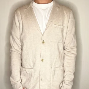 Morris stickad kavaj - Stickad kavaj från morris i 100% merinoull. Skick - 10/10. Nypris - Cirka 1600kr. Mitt pris - 549kr.