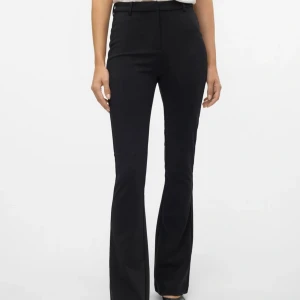 Svarta bootcut kostymbyxor från ONLY - Svarta midwaist kostymbyxor från ONLY med bootcut.  Helt oanvända och är i storlek L men liten i storlek så passar M. Längd 34