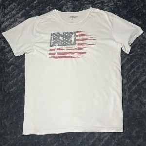 Ralph Lauren Denim & Supply T-Shirt - Tja! Säljer nu denna sällsynta Ralph Lauren Denim & Supply! Toppskick utan några defekter (9/10). Färgen är Vit/Off White! Storlek L, fits=M/L! Säljs ej längre, därav mycket sällsynt. Hör av dig vid minsta fråga eller fundering!🌟