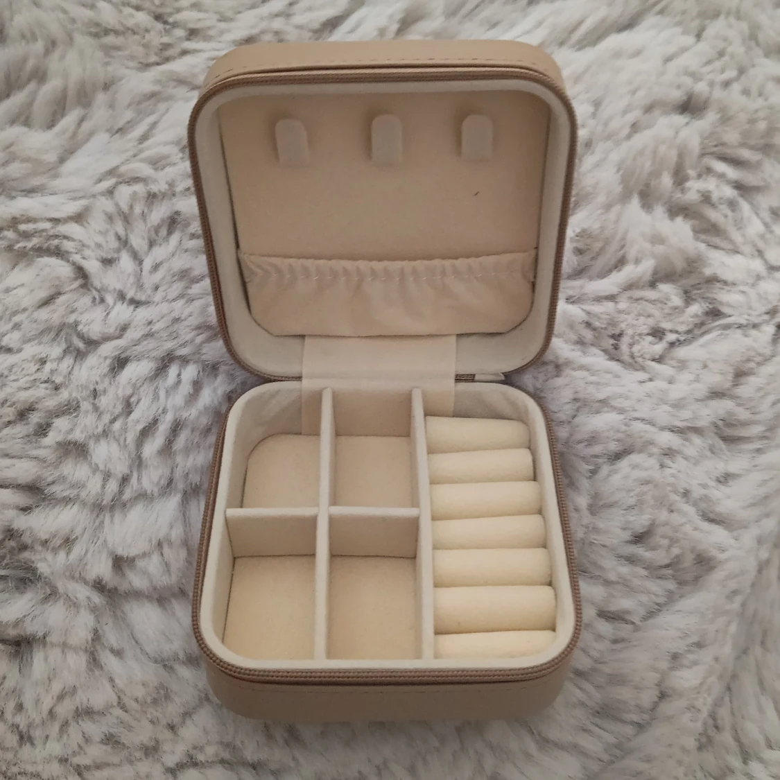 Beige smyckesväska i skinnimitation - 1