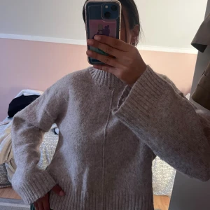 Beige stickad tröja med hög krage - Mysig beige stickad tröja från primark i England, storlek xs, använt nån enstaka gång, nyskick!💗