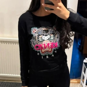 Svart Kenzo tröja - Enbart använd några gånger sparsamt, passar en XS/S🩷