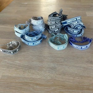 Dior armband  - Säljer dessa dior armband i alla olika färger styckpris är 199 men kan gå ner i styck pris beroende på hur många man köper 
