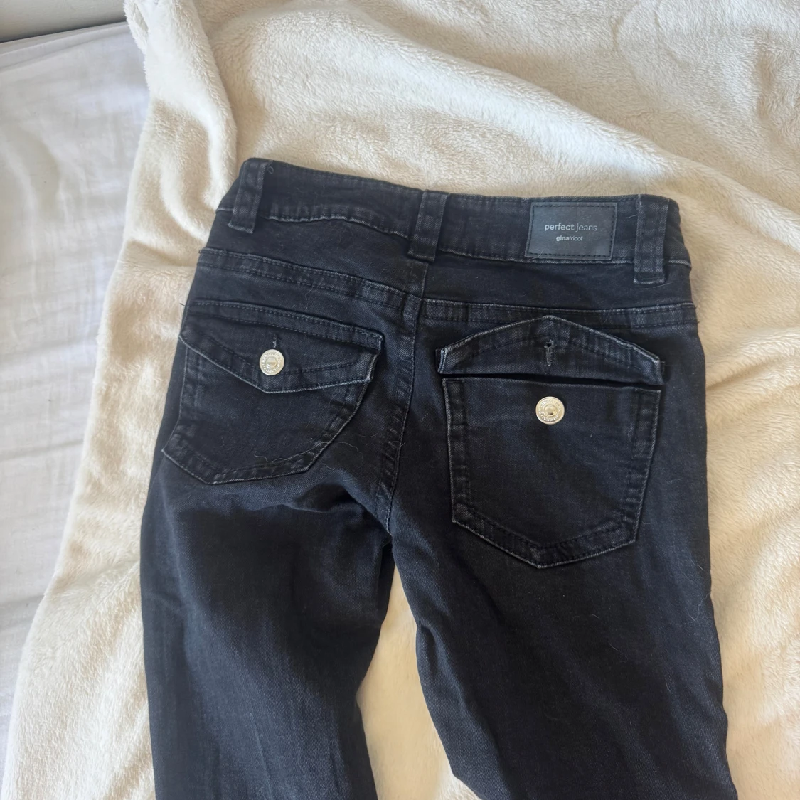 Svarta bootcut jeans från Gina Tricot - 2