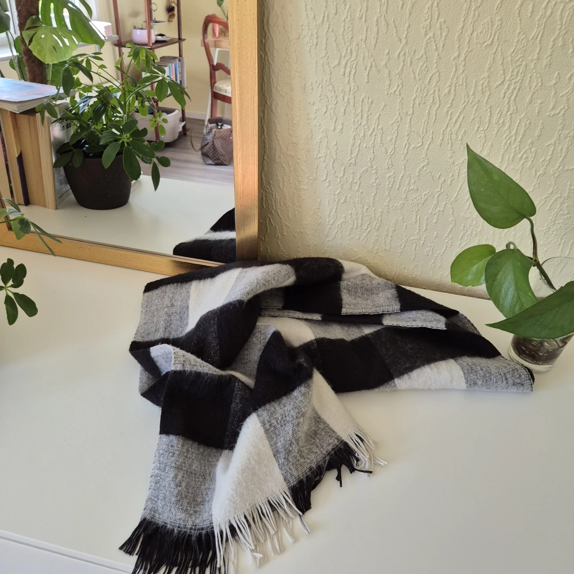 Rutig halsduk i svart/grå/vit - 1