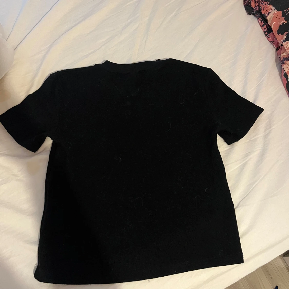 Svart topp med pärldetaljer - 2