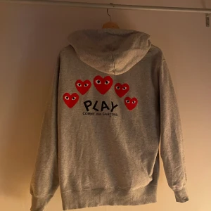 CDG hoodie - Fet cdg zip-hoodie, knappt använd. Skriv om du har funderingar mvh RAFEZI studio✌️😼🎱