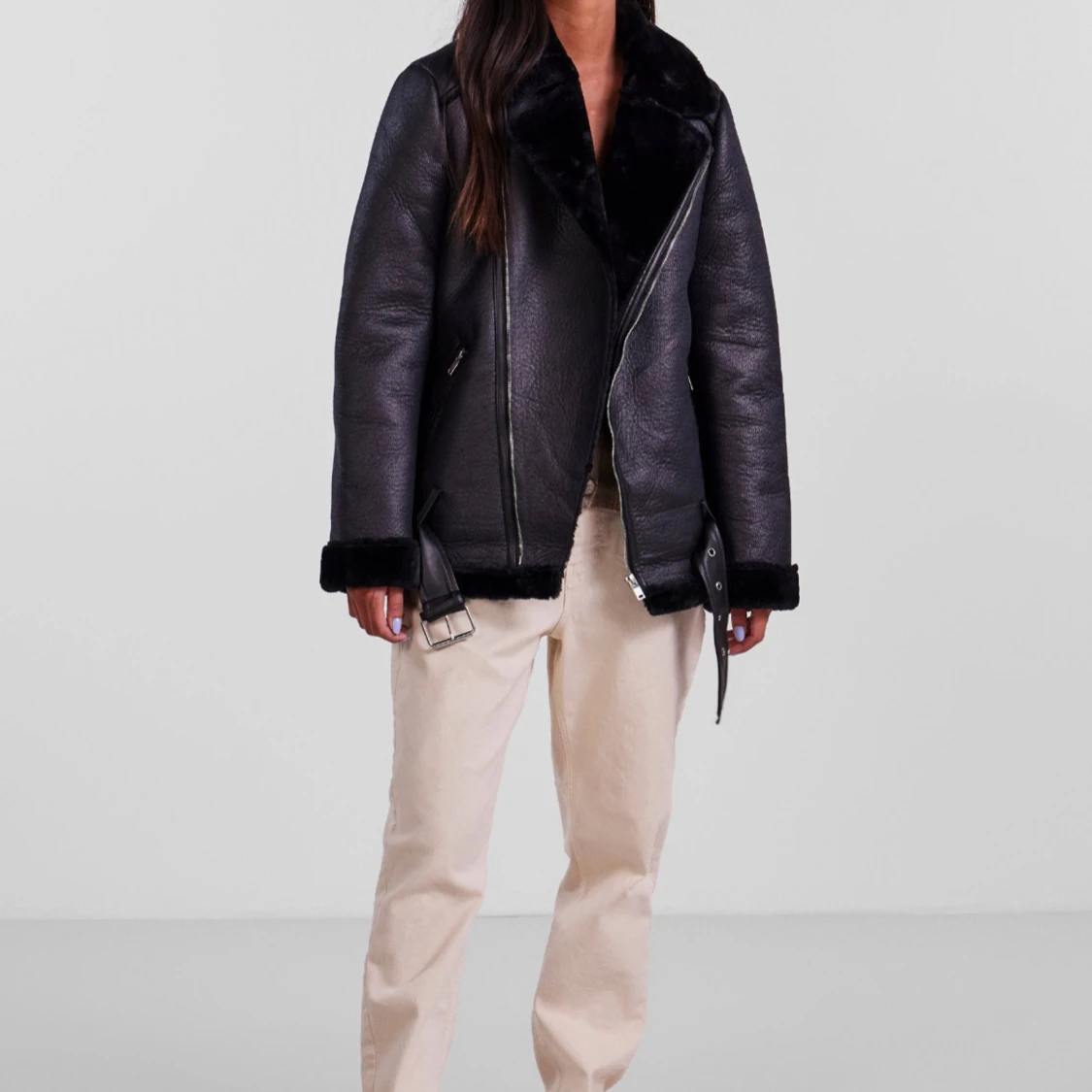 Svart pälsjacka med bälte och dragkedjor - 2