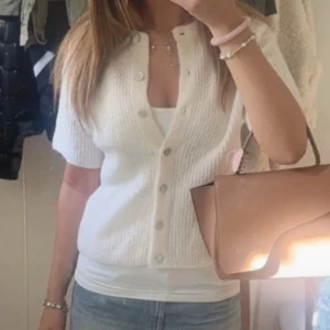 Supersöt kofta från gina💞 - Jättesöt kofta från gina i storlek S, jättebra skicka. Kom privat ifall du har frågor!🎀☺️