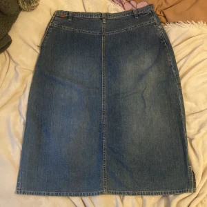 Jeanskjol - Supersnygg jeansmidikjol som aldrig används längre för jag har 2 :( står bara storlek 3 men jag skulle säga M om man har den mer högmidjat och S om man har den mer lågmidjat kanske!