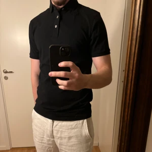 Svart pikétröja  - Svart Pike tröja från Stengade i storlek S och är i princip helt oanvänd