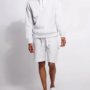 Ljusgrå hoodie med snörning - Säljer en russemerch hoodie! Den är i bra skick andvänt kanske 5-6 gånger, lite för liten för mig! Hör av dig vid frågor!