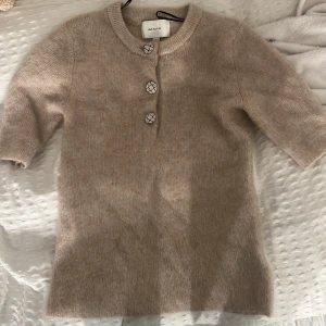 Beige stickad tröja med kristallknappar - Super fin o go tröja från hm 32% ull aldrig använd!