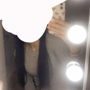 Grå långärmad tröja från Zara - Slimmad grå långärmad tröja från Zara i tunn och mjuk bomullsmix. Enkel och stilren, perfekt att styla med jeans eller kjol. Sitter tajt och är superbekväm för alla tillfällen. säljer då jag har använt den fåtal gånger❤️