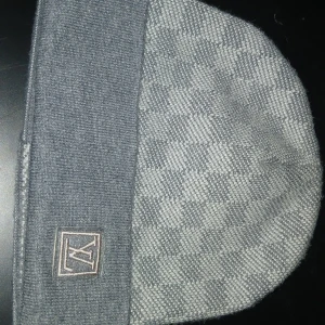 Mössa med tag - Perfekt mössa till vintern, bara 1 till 3 dagars leveranstid 🚚. Köp innan kl 19.00 och den shickas samma dag