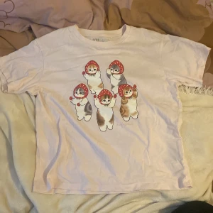 Mofusand baby tee - Supergullig ljusrosa t-shirt. Barnstorlek men funkar utmärkt som en strl S typ!