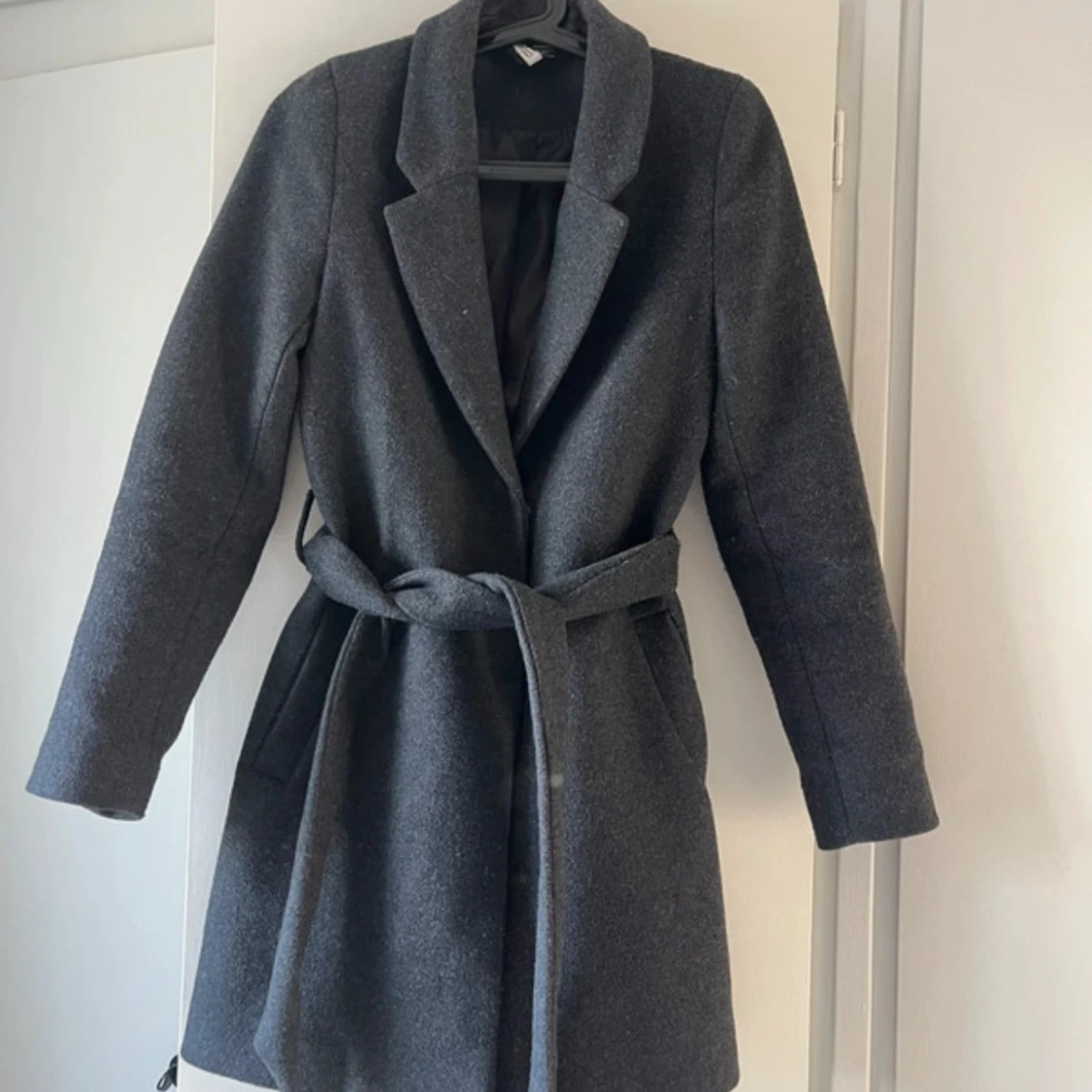 Grå kappa med knyte