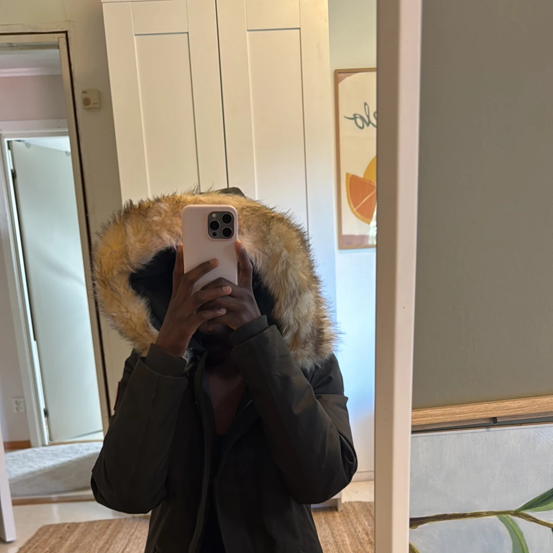 Svart parkasjacka med fuskpäls från Subprime