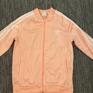 Adidas tröja - Säljer min rosa adidas tröja pga inte min stil längre. Knappt använd så inga defekter.