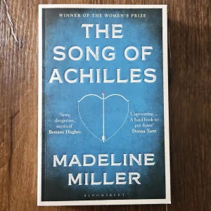 The Song of Achilles - En prisbelönt roman om vänskap, kärlek och hjältar i antikens Grekland. Perfekt för unga vuxna som gillar episka berättelser, starka känslor och mytologi. Boken har hyllats för sitt gripande språk och oförglömliga karaktärer.Pocket på Engelska!