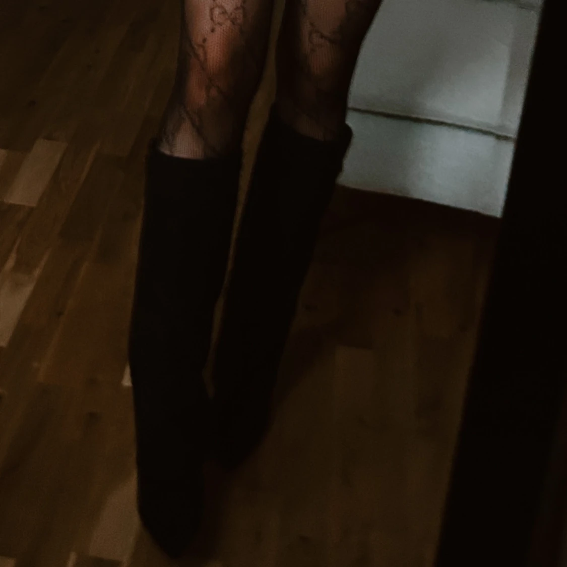 Svarta mockastövlar med klack och spetsig tå - 1