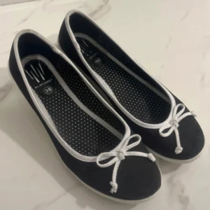 Låga kilklacksskor  - Svarta vintage  kilklacksskor med vita detaljer. Nyskick!