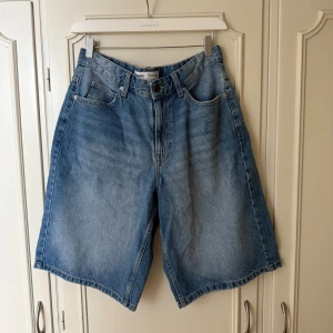 Blå loose jeansshorts från Bershka - Säljer ett par blå jeansshorts från Bershka i loose fit. Helt nya!