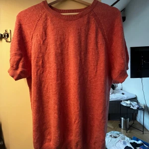 Rosa stickad tröja Mango  - En så fin rosa tröja från Mango, storlek M. Ljuset är gult vilket gör att tröjan ser korallröd ut, den är rosaaa!