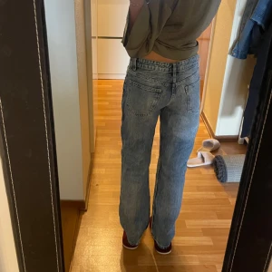 Midwaist Jeans - Super fina jeans från Zara. Jag är 165cm. Vill bli av med 