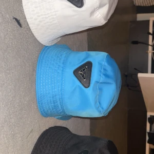Prada buckethats - Säljer buckethats ”enskilt” om man vill. 350kr styck. Aldrig använt.