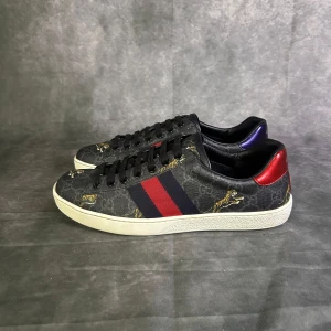 Gucci ace gg monogram tiger sneakers - Mycket fint skick, som nya nästan | Size 6,5 passar 40/41 | fraktar spårbart inom 24 timmar |  för att köpa klicka ” köp nu” | vid frågor skriv ett meddelande |