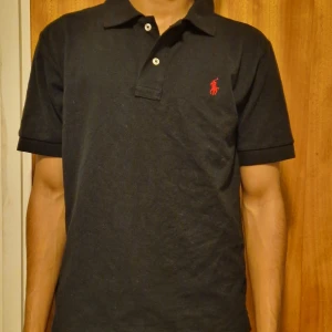 Svart pikétröja Polo Ralph Lauren S - Svart pikétröja från Polo Ralph Lauren. Inga tekan på användning. Priset går att diskutera och kan gå ner i pris via Snabb affär 