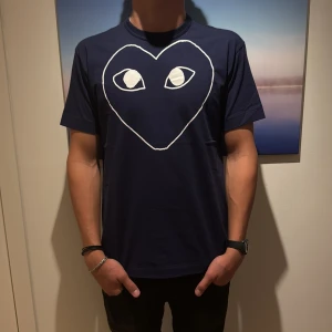 Cdg T-shirt - Nästan helt ny Cdg tröja som är sparsamt använd som jag inte har användning till av längre. Modellen är 188 och väger 80kg. Storlek Xl men sitter som en L. Pris 599kr men priset är diskuterbart!!
