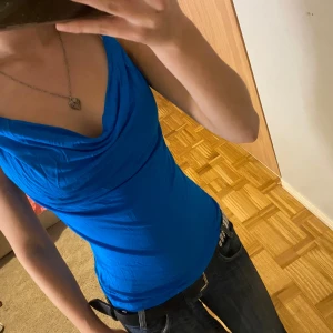 Blå söt topp!💞💞 - Snygg blå linnetopp från H&M med draperad halsringning. Perfekt både till vardags och lite festligare sammanhang!💞Man kan även ha toppen lite of shuolder👌🥰🥰